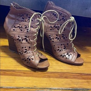 Women’s lace-up wedge